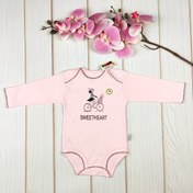 تصویر بادی آستین‌بلند نوزادی دخترانه طرح دخترک – سه تا شش ماه 