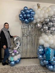 تصویر بادکنک آرایی تم تولد آبی نقره ای 