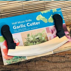 تصویر پیتزا بر مدل Garlic Cutter طرح هلالی 