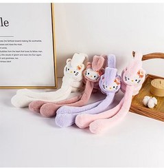 تصویر گوش گیر پشمی پمپی طرح کیتی Kitty design woolen earplugs