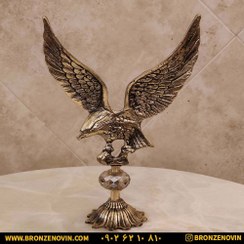 تصویر مجسمه برنجی برنزی عقاب روی پایه سیاه قلم Bronze sculpture of an eagle on a black pen base