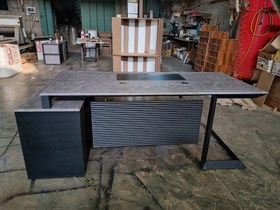 تصویر میز مدیریت لیان 