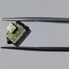 تصویر بلور کوبیک سنگ پیریت معدنی و طبیعی 