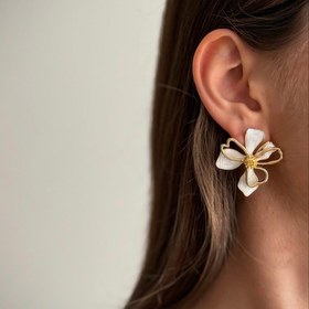 تصویر گوشواره گل سفید و طلایی 