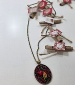 تصویر گردنبند تم یلدایی روی لباس و مانتو 