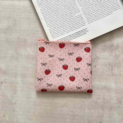 تصویر کیف نگهدارنده پد بهداشتی (سانیتاری) زنانه | چرم مصنوعی فانتزی | ظرفیت ۳ تا ۴ پد - طرح توت فرنگی و پاپیون 