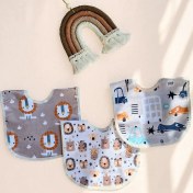 تصویر پیشبند نوزادی تم کرم طوسی برند کارترز 