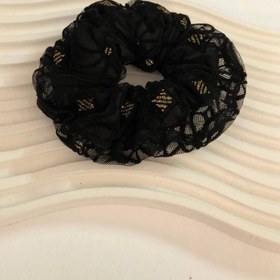 تصویر کش مو اسکرانچی زنانه مدل ساتن با تزئین تور تک رنگ مشکی Scrunchy hair band