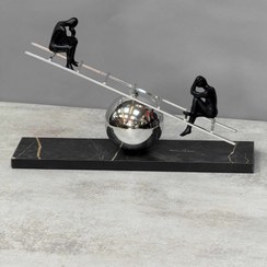 تصویر دکوراتیو نردبان و آدمک نقره‌ای 