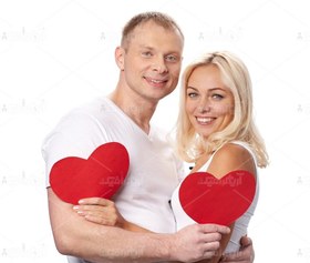 تصویر عکس با کیفیت زن و مرد با قلب کاغذی قرمز 