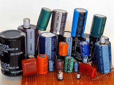 تصویر خازن الکترولیت 2200uF-25V electrolytic capacitor 2200uF-25V