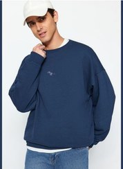 تصویر سویشرت مردانه آبی با یقه گرد بزرگ و نرم، دارای گلدوزی دایناسور. برند trendyol Indigo Men's Men's Oversized Crew Neck Soft Pillow Dinosaur Embroidery Sweatshirt.