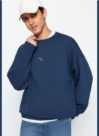 تصویر سویشرت مردانه آبی با یقه گرد بزرگ و نرم، دارای گلدوزی دایناسور. برند trendyol Indigo Men's Men's Oversized Crew Neck Soft Pillow Dinosaur Embroidery Sweatshirt.