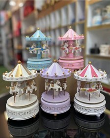 تصویر کاروسل موزیکال طرح اسب و چرخ و فلک 