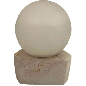 تصویر سنگ نمک مدل گوی با پایه 