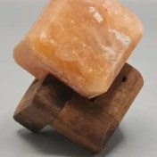 تصویر مکعب سنگ نمک پایه چوب متوسط 