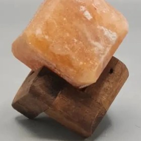 تصویر مکعب سنگ نمک پایه چوب کوچک 