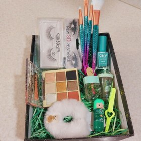 تصویر باکس هدیه دخترانه آرایشی شیک و کامل سبز | بهترین کادو برای دختران و بانوان - عکس 