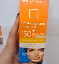 تصویر ضدافتاب رنگی درماتیپیک پوست چرب رنگ روشن 