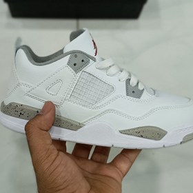 تصویر کتونی بچه گانه نایک ایر جردن ۴ طوسی سفید Nike air jordan 4 