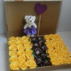 تصویر باکس سورپرایز همراه گل و شکلات و عروسک 