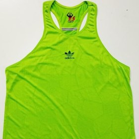 تصویر ست رکابی و شلوارک ورزشی مردانه سبز فسفری طرح آدیداس 