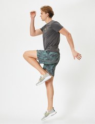 تصویر شلوارک اسپرت با جزئیات جیب طرح دار توری 