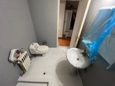 تصویر پک ۲۰ متر کاشی حمام و سرویس دیوار طوسی و کف سفید 