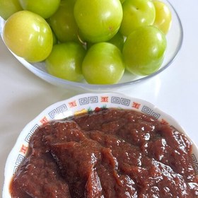 تصویر رب آلوچه یا گوجه سبز با طعمی ترش و خوش مزه 