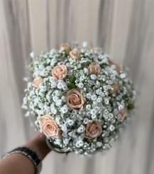 تصویر دسته گل عروس ترکیب رز مینیاتوری و ژیپسوفیلا - سفید و آبی bridal bouquet