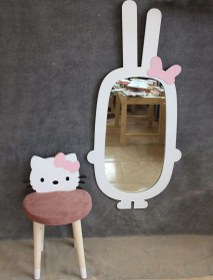 تصویر آینه قدی چوبی اتاق کودک طرح کیتی 