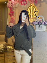 تصویر ترنچ کت کوتاه زنانه آستردار 