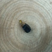 تصویر آویز تورمالین سیاه با زر ورق طلاکوب Black tourmaline