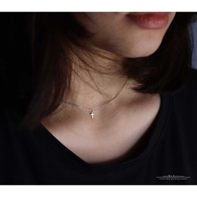 تصویر گردنبند نقره صلیب مینیمال 