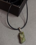 تصویر گردنبند سنگ طبیعی زبرجد با بند چرمی 