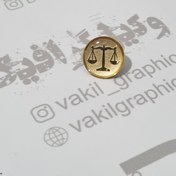 تصویر بج مدل ترازو عدالت (روکش آب طلا)( کد 001 ) 