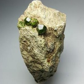 تصویر گارنت دمانتوئید (Demantoid garnet) 