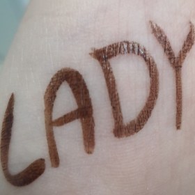 تصویر خط چشم قهوه ایی ماژیکی 