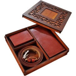 تصویر ست چرم طبیعی مردانه با بسته‌بندی چوبی | کیف، کمربند، جا کلیدی 