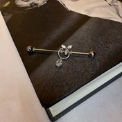 تصویر پرسینگ محوری گوش اویزدار 