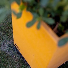 تصویر گلدان فلزی مربعی چرخدار 