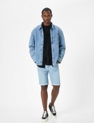 تصویر شلوارک جین پاره شده، جیب تاشو با جزئیات تاشو 