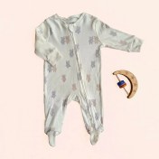 تصویر سرهمی نوزادی وارداتی دارای جوراب استپ دار طرح تدی رنگ سفید برند پریمارک 