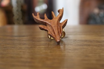 تصویر انگشتر چوبی دست ساز طرح گوزن Handmade wooden ring with deer design