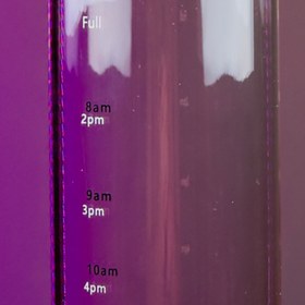 تصویر بطری پیرکس صورتی با لیبل تایم 550ml 