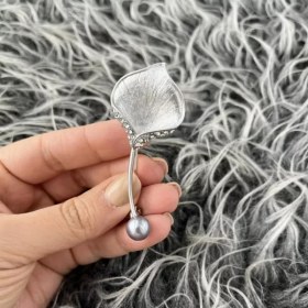 تصویر کد A-215 | گل سینه گلبرگ نقره ای 