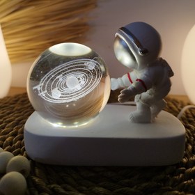 تصویر گوی و مجسمه فضانورد طرح منظومه شمسی 