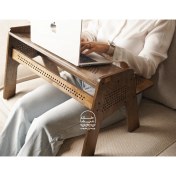 تصویر میز لپ‌تاپ و مطالعه چوبی 