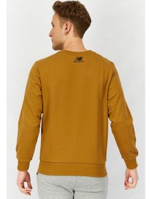 تصویر سویشرت مردانه آستین بلند با فیت راحت و لوگوی برند، قهوه‌ای برند new balance Men Relaxed Fit Long Sleeve Brand Logo Sweatshirt, Brown