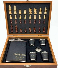 تصویر هیپ فلاسک و جعبه چوبی شطرنج مدل گریسون 